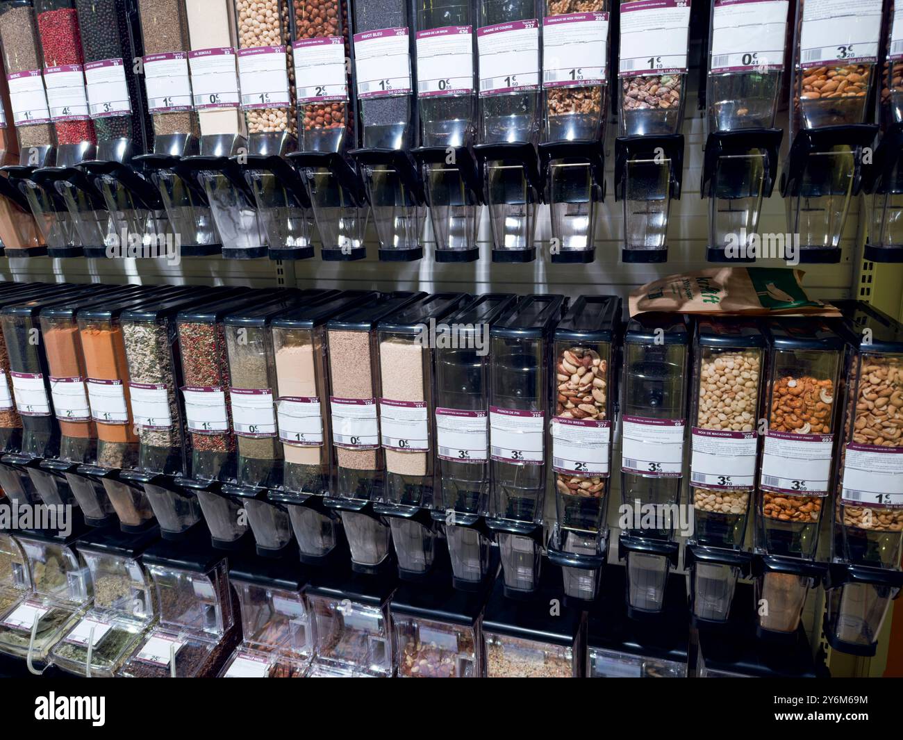 Distributeur d'aliments en vrac dans un supermarché Banque D'Images