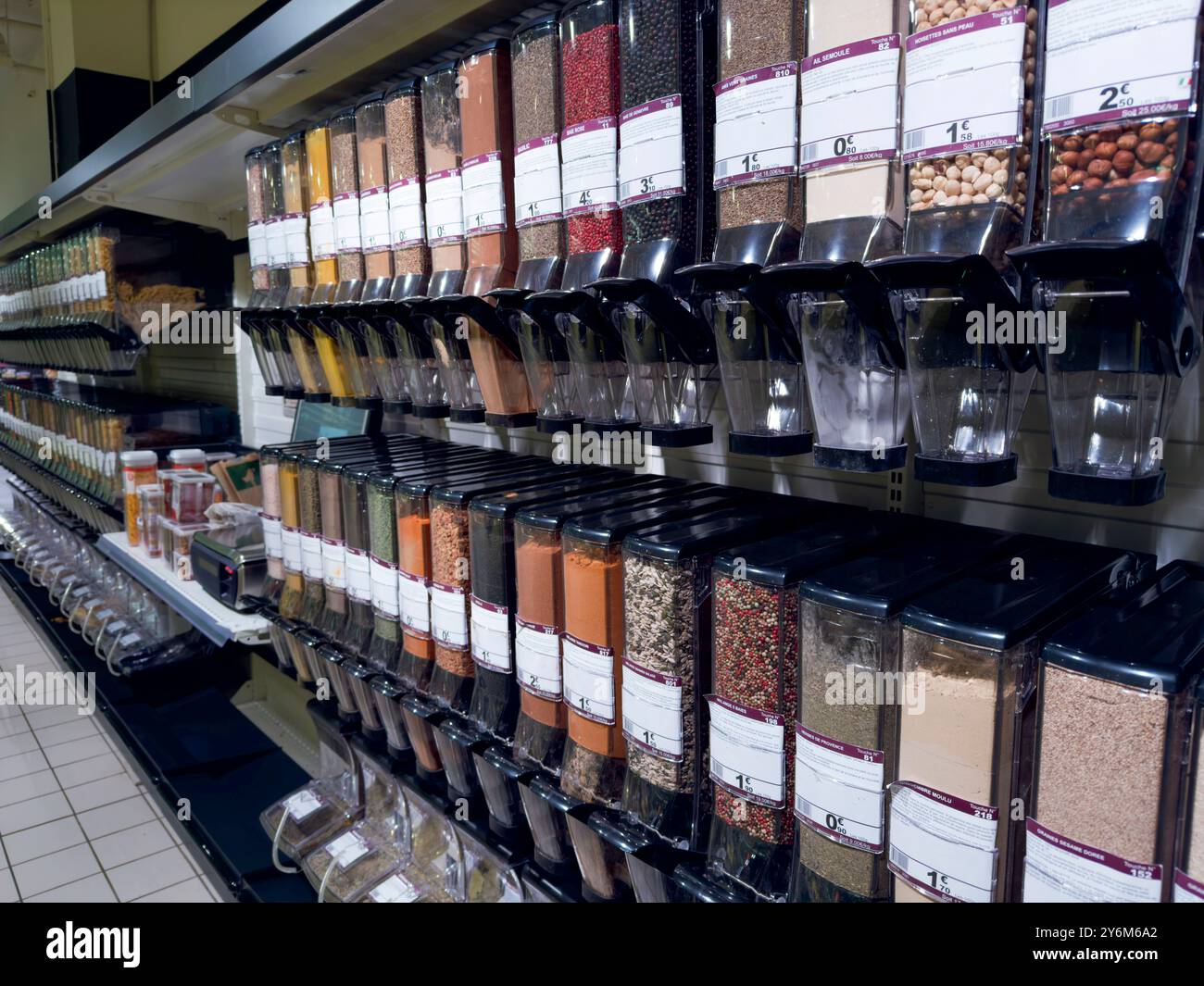 Distributeur d'aliments en vrac dans un supermarché Banque D'Images