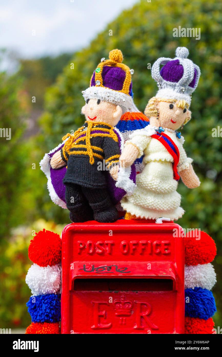 Le couronnement. Boîte aux lettres rouge. Préparation du couronnement de Charles III Banque D'Images