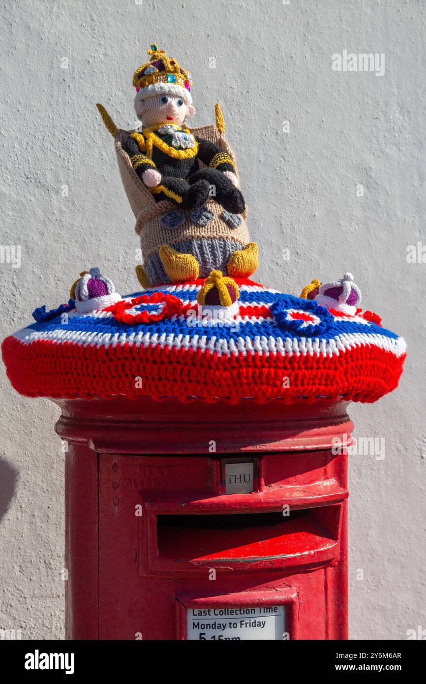 Le couronnement. Boîte aux lettres rouge. Préparation du couronnement de Charles III Banque D'Images