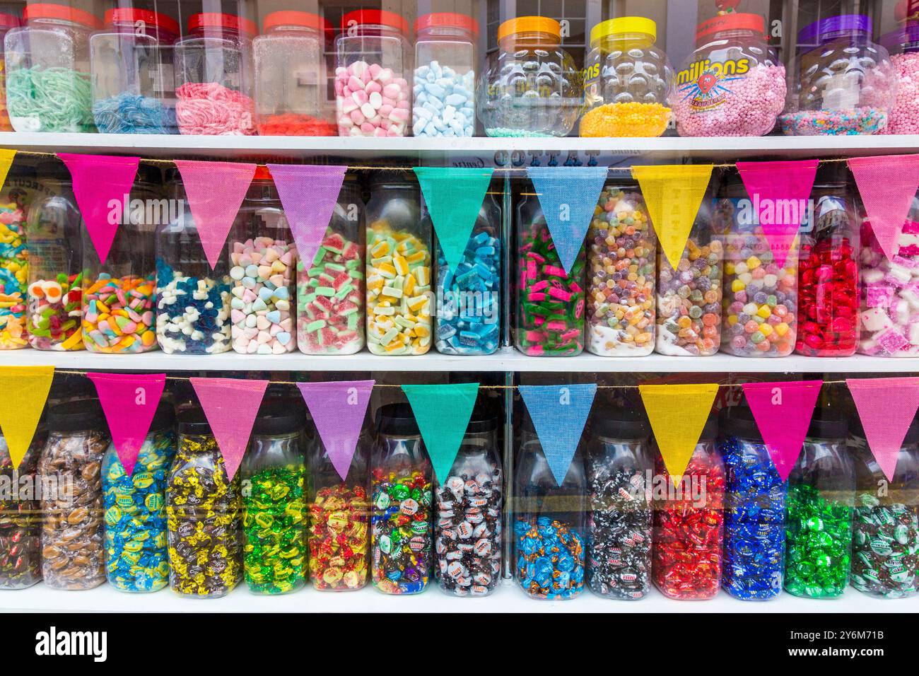 Bonbons en vitrine dans des bocaux Banque D'Images