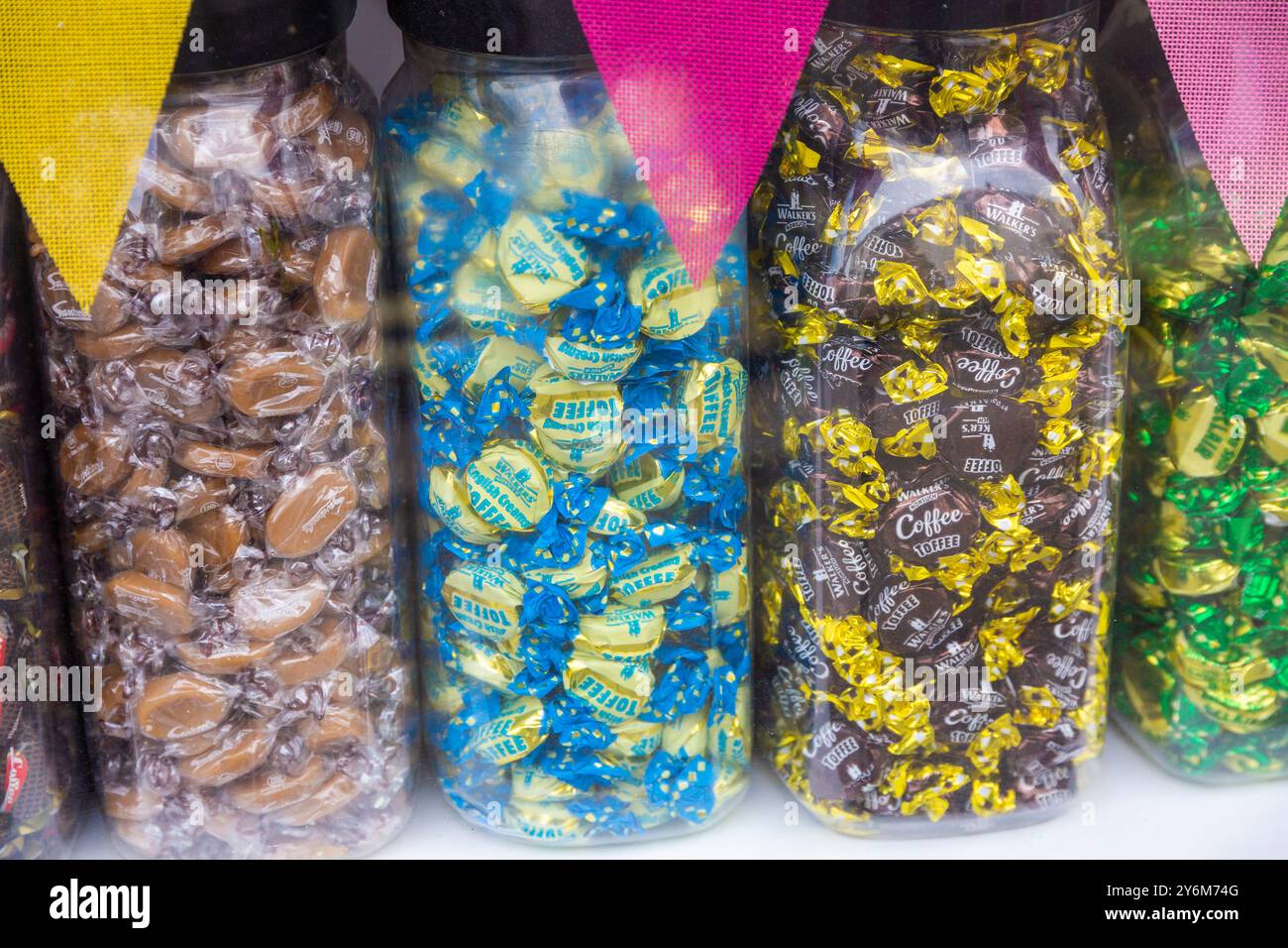 Bonbons en vitrine dans des bocaux Banque D'Images