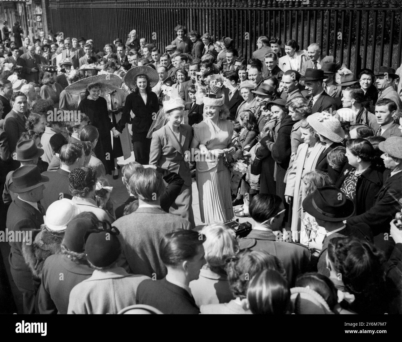 La Parade de Pâques emballe le parc - - les foules emballent Rotten Row pour regarder la Parade annuelle de Pâques de la mode à Hyde Park, Londres. Le soleil a fait ressortir l'une des plus grandes foules depuis des années, une masse de fraisage remplissant le parc de Marble Ach à Hyde Park Corner - - 13 avril 1952 Banque D'Images