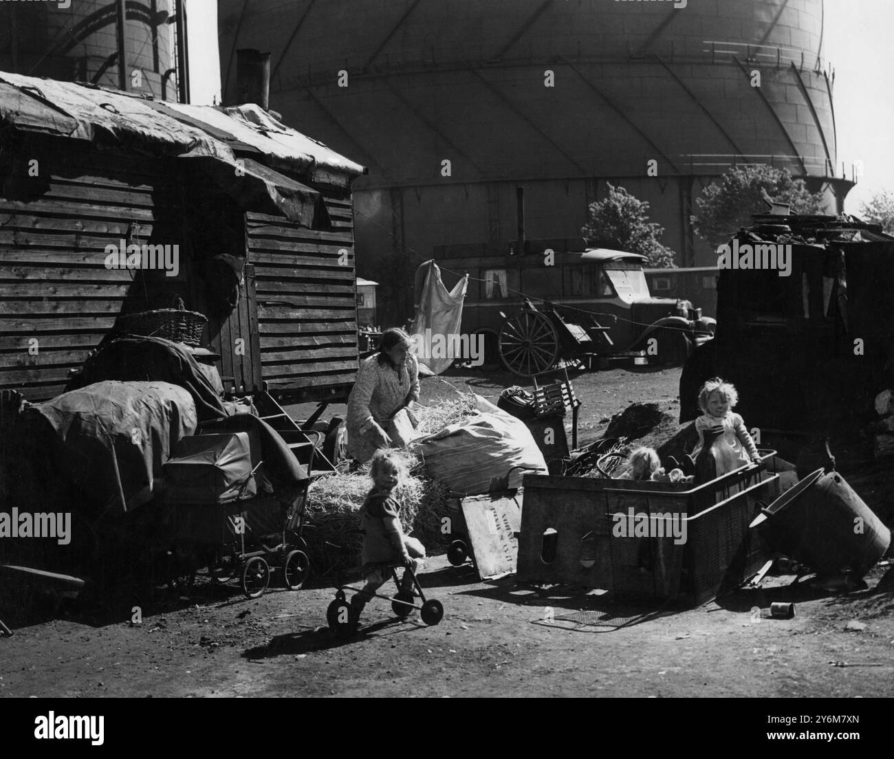 Le mois de seige de deux rebelles de location de produits Pancras s'est terminé par une fantastique bataille de rue. À Kennistoun House, Leighton Road, à Pancras, où l'ex-parachutiste Don Cook a été expulsé, la police s'est affrontée avec des centaines de défenseurs. La photo montre un certain nombre de policiers londoniens qui montent la garde autour des balustrades de Kennistoun House, tandis que des mères avec des bébés dans des landaus se tiennent debout et regardent et attendent le prochain développement dans cette bataille fantastique. - 22 septembre 1960. ©TopFoto Banque D'Images