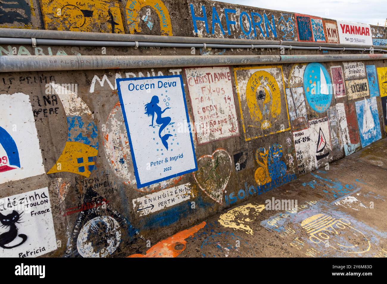 Portugal, île de Madère, Funchal, peintures de plaisanciers sur le mur du quai Banque D'Images