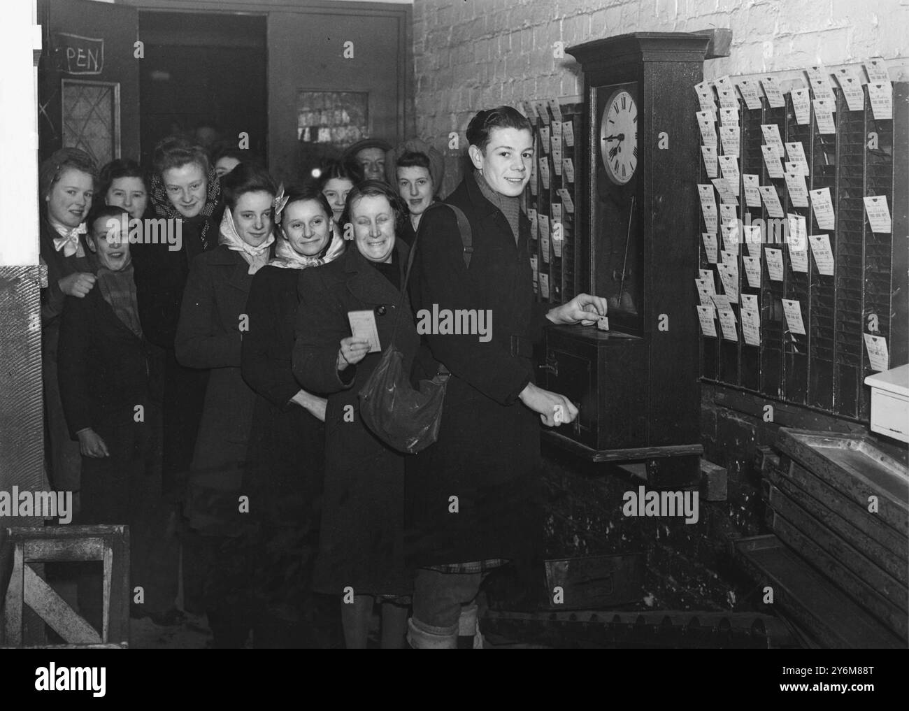 Retour au travail dans les usines des Midlands dans la région des Midlands sont retournées à la production aujourd'hui lorsque l'électricité a été rétablie dans les industries de la région. Des centaines de milliers de travailleurs qui étaient sans emploi pendant la crise du carburant ont de nouveau pointé sur leur lieu de travail. L'image montre : faire la queue sur une note plus heureuse. Les ouvriers font la queue aux travaux de Birmingham du Hercules cycle Co. le 24 février 1947. Banque D'Images Retour au travail dans les usines des Midlands dans la région des Midlands sont retournées à la production aujourd'hui lorsque l'électricité a été rétablie dans les industries de la région. Des centaines de milliers de travailleurs qui étaient sans emploi pendant la crise du carburant ont de nouveau pointé sur leur lieu de travail. L'image montre : faire la queue sur une note plus heureuse. Les ouvriers font la queue aux travaux de Birmingham du Hercules cycle Co. le 24 février 1947. Banque D'Images