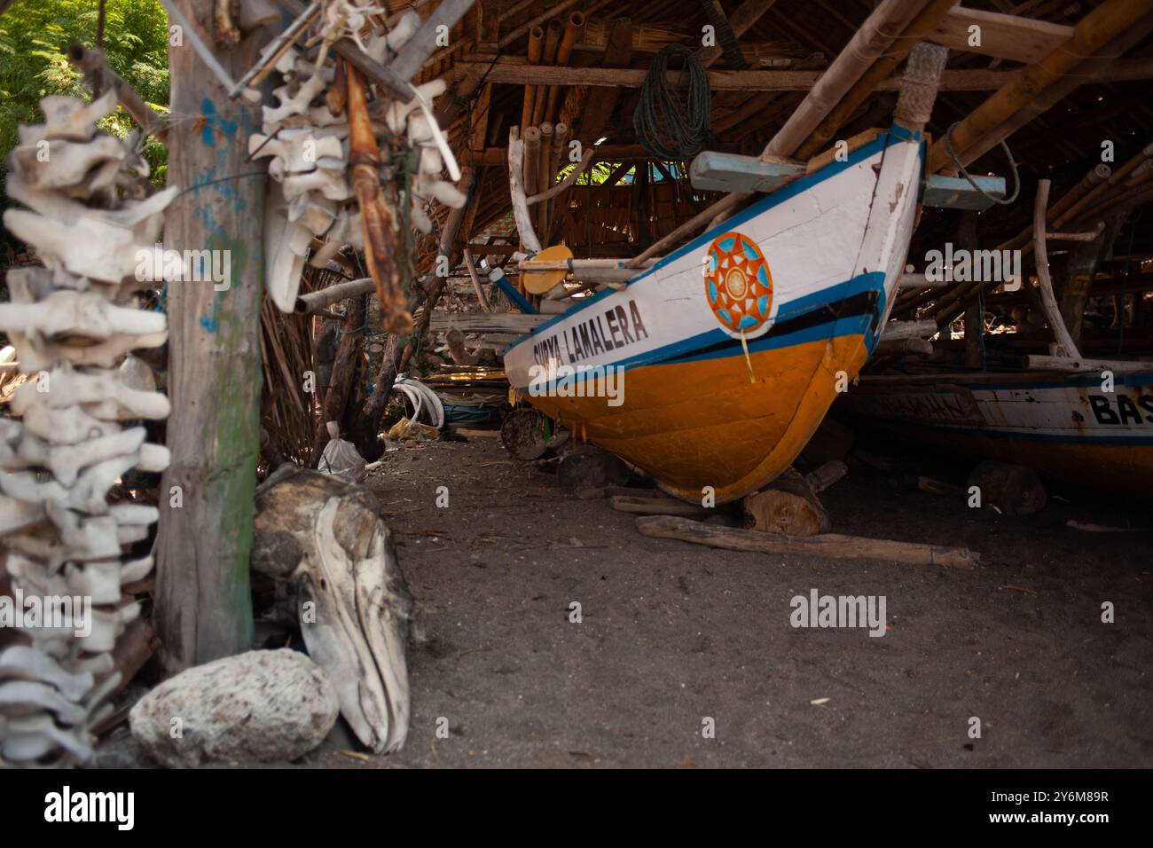 Baleinière et os de baleine dans le village de Lamalera, Indonésie Banque D'Images