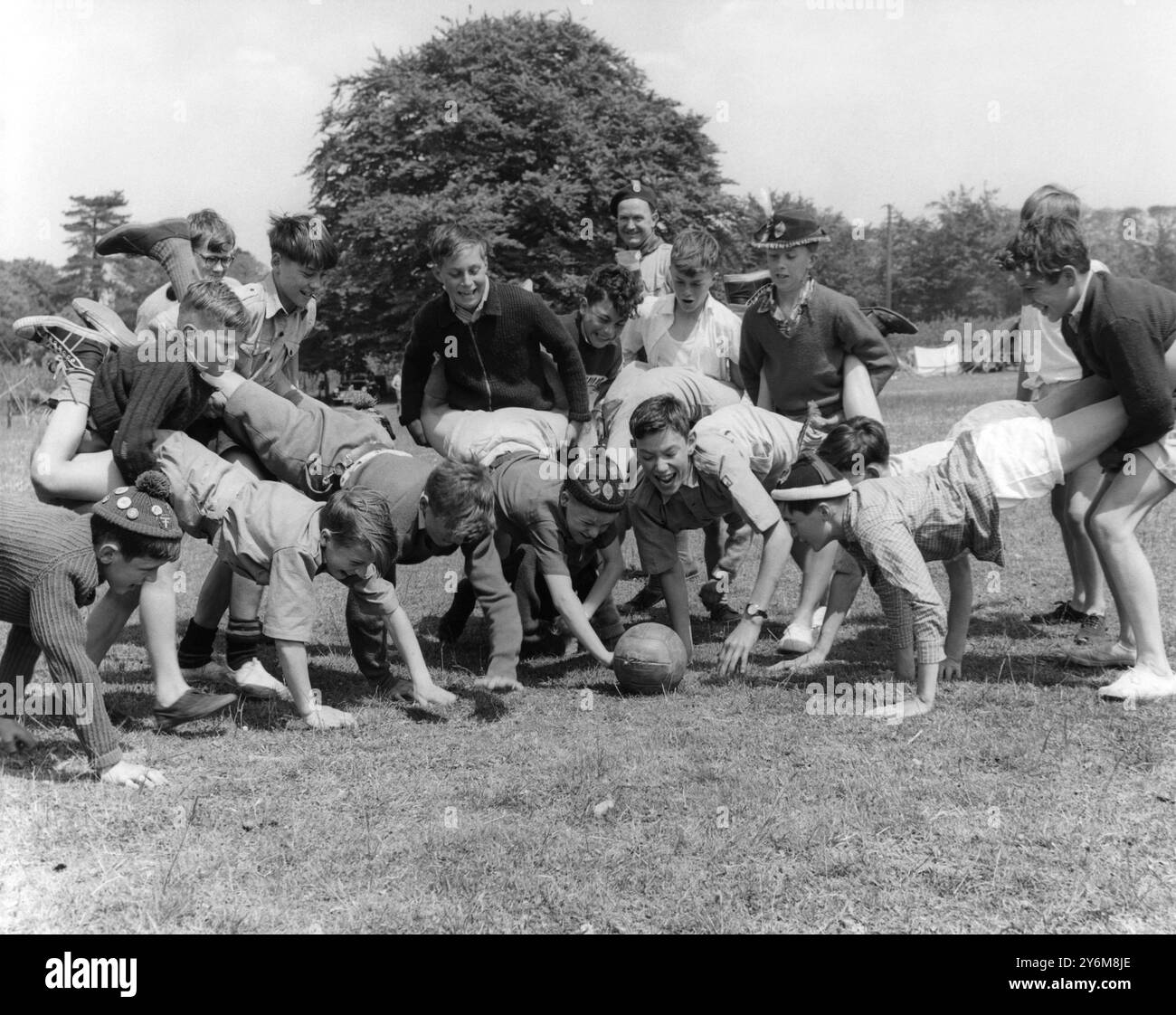 Les membres de toutes les troupes qui ont assisté au camp des Boy Scouts de Dartford et de District à Holywood Manor, West Kingsdown, pendant le week-end de Whit, ont pris part aux jeux organisés. Sur cette photo (prise le 12 juin 1962) certains des garçons ont un moment trépidant en jouant au football de brouette. ©TopFoto Banque D'Images