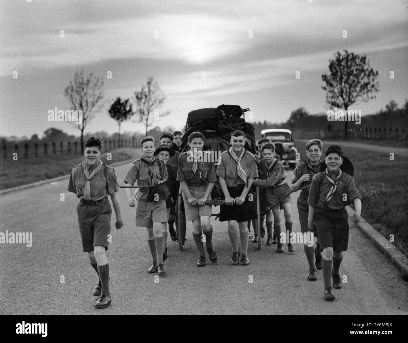 Certains des membres de la 8th Bexleyheath Company of Boy Scouts ont décidé d'économiser le coût du transport quand ils sont allés au camp - et ont fait le travail de transport eux-mêmes photo montre certains des membres pendant leur trek de six miles avec du matériel de camping grimpant une colline près de Dartford, Kent. (Photo prise le 11 mai 1946) ©TopFoto Banque D'Images