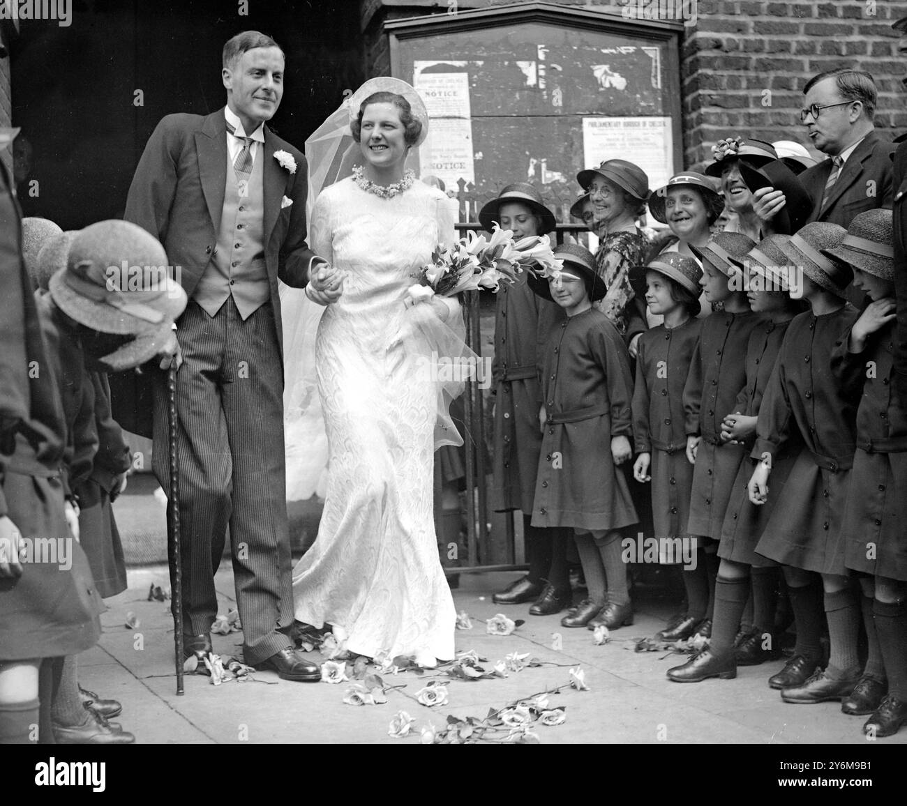 Mariage de M. Stephen Lloyd et Mlle Dorothy Chamberlain à Chelsea Old Church. 24 juillet 1935 Banque D'Images