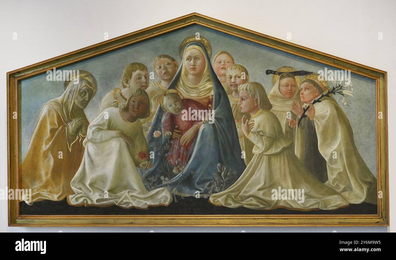 Filippo Lippi (1406-1469) Peintre italien. Madonna avec enfant, saints et anges, connue sous le nom de 'Madonna Trivulzio', 1429-1432. Les anges assis à côté de la Vierge sont représentés sans ailes et parmi eux nous pouvons identifier quelques saints de l'ordre carmélite ; de gauche à droite : Angela de Bohême (mains voilées), Angelo de Licata (avec un couteau), et Alberto de Sicile (avec un lis). Tempera sur panneau de bois transféré sur toile (62 x 167,5 cm). Pinacoteca Castello Sforzesco, Milan, Italie. Banque D'Images