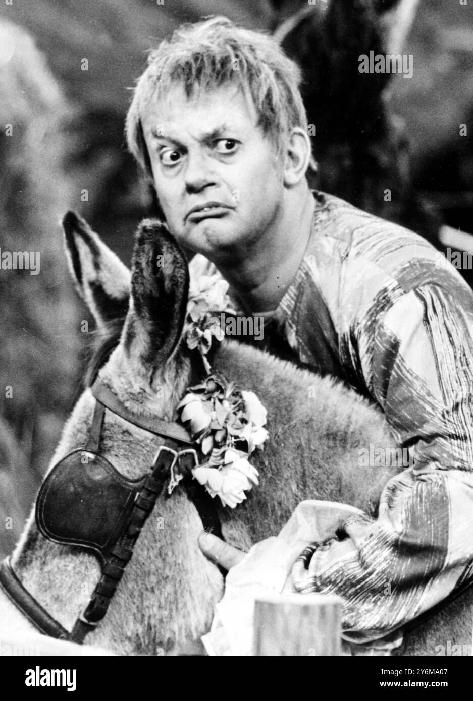 Tito Gobbi joue Tonio le clown dans 'Pagliacci' de leoncavallo, l'un des rôles qu'il a chanté dans une récente émission de télévision de la Colombie-Britannique. 19 janvier 1966 Banque D'Images