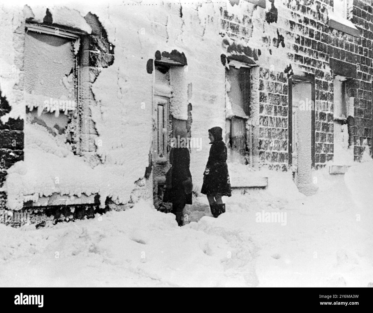 Maisons dans Market Street, Mottram, où des canaux ont été creusés pour permettre aux enfants de rentrer chez eux. Beaucoup de gens n'ont pas ouvert leur porte depuis le blizzard qui a fait rage dans les Midlands et le Nord hier soir. - - 5 février 1947 Banque D'Images Maisons dans Market Street, Mottram, où des canaux ont été creusés pour permettre aux enfants de rentrer chez eux. Beaucoup de gens n'ont pas ouvert leur porte depuis le blizzard qui a fait rage dans les Midlands et le Nord hier soir. - - 5 février 1947 Banque D'Images