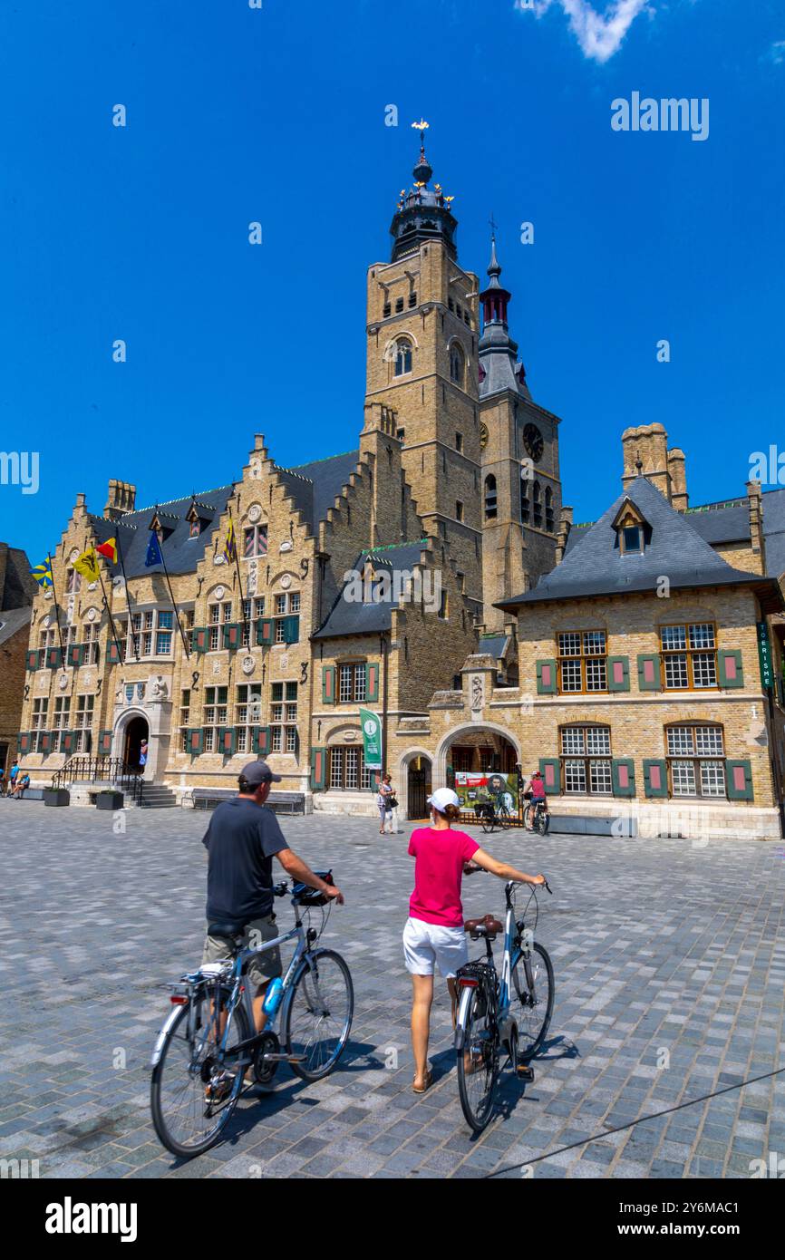 Belgique, Flandre occidentale, Diksmuide, centre historique. Le clocher de l'église Saint-Nicolas, derrière la mairie et son beffroi. Banque D'Images