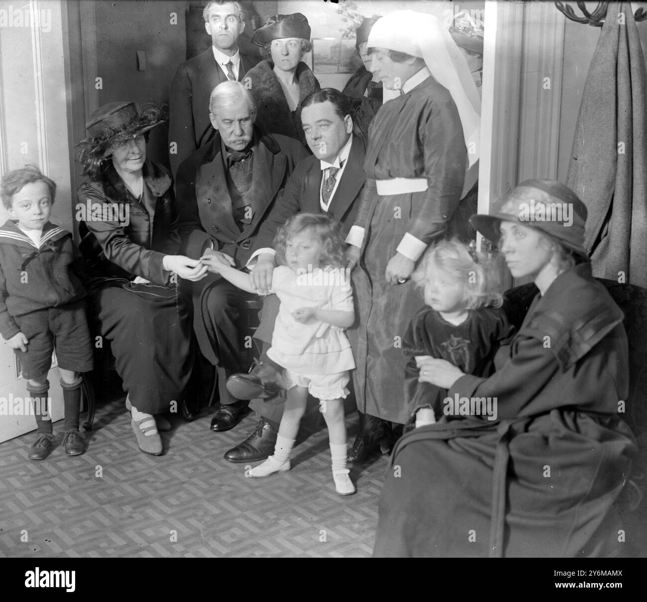 Lady Robert Manners remet un souverain (dans le cadre d'un don anonyme de £500) à un enfant patient de la clinique de rue Wigmore pour la prévention de la courbure de la colonne vertébrale. Avec elle se trouvent Lord Queenborough et M. Lyle Samuel. 13 mai 1922 Banque D'Images