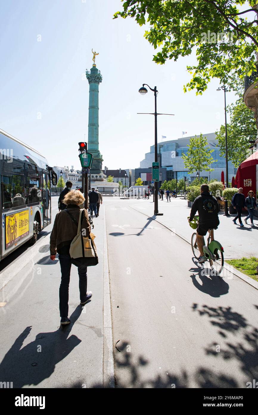 France, Paris, 75, 4ème arrondissement, Rue Saint Antoine, piste cyclable menant à la place de la Bastille, mai 2023. Banque D'Images