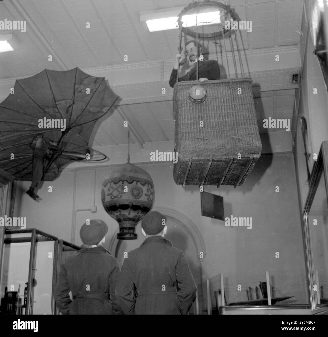 Londres : deux écoliers qui visitent la section aéronautique du Musée des Sciences de Kensington ont les pieds sur terre mais la tête en l'air, alors qu'ils regardent avec malheur l'un des premiers ballons à faire un court voyage aérien leur imagination capturée par l'aventure du petit ballon du monde qui fait son chemin des îles Canaries aux Antilles, ils ont un yen pour aller naviguer en altitude. 5 janvier 1959 Banque D'Images