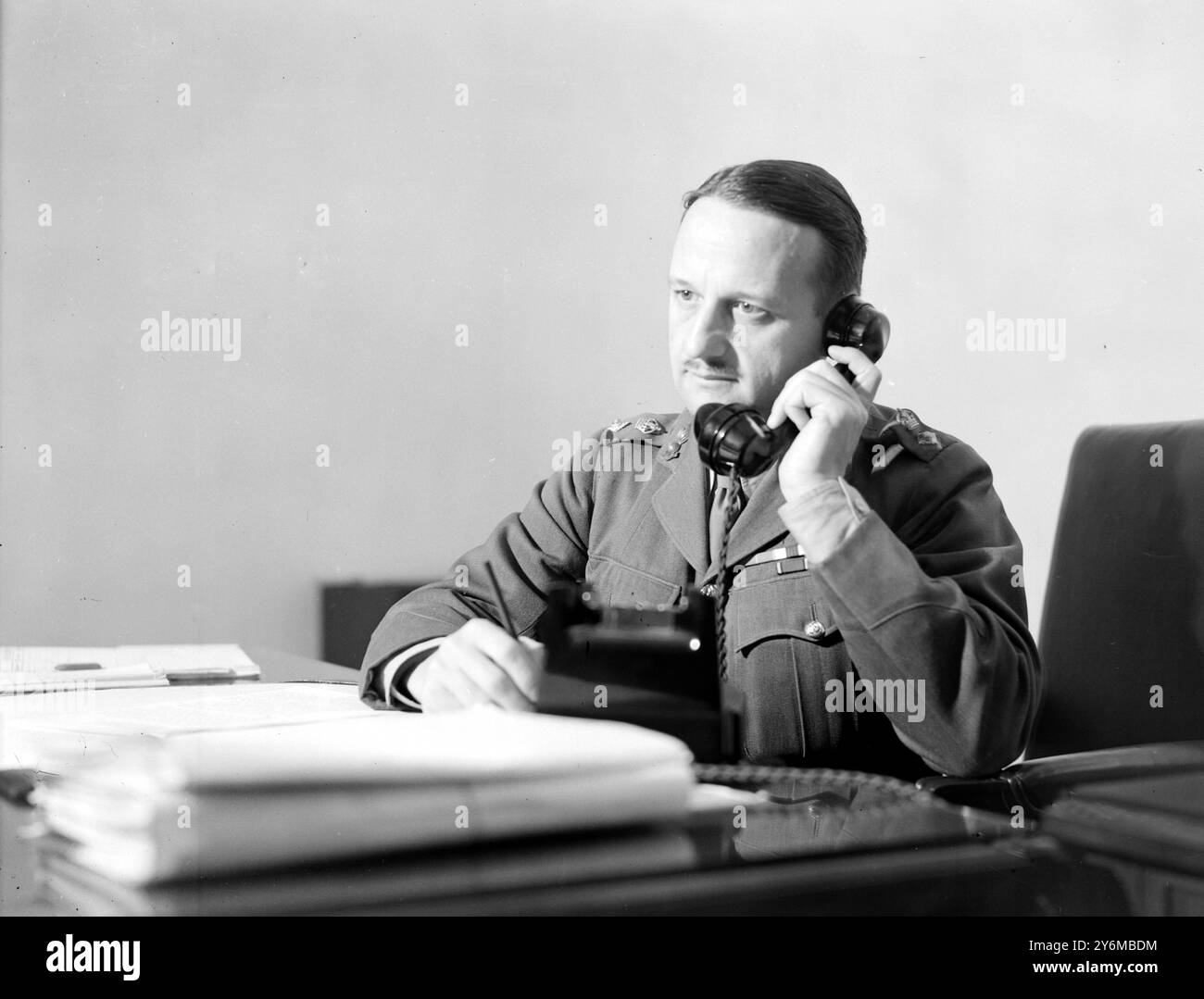 Guerre 1939 personnel militaire canadien à la Maison du Canada. Colonel E.L.M. Burns, officier de liaison intérimaire Banque D'Images