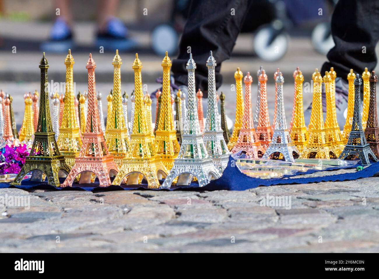 France, Paris, vendeurs de rue. Montmartre, vendeur de petites tours Eiffel Banque D'Images