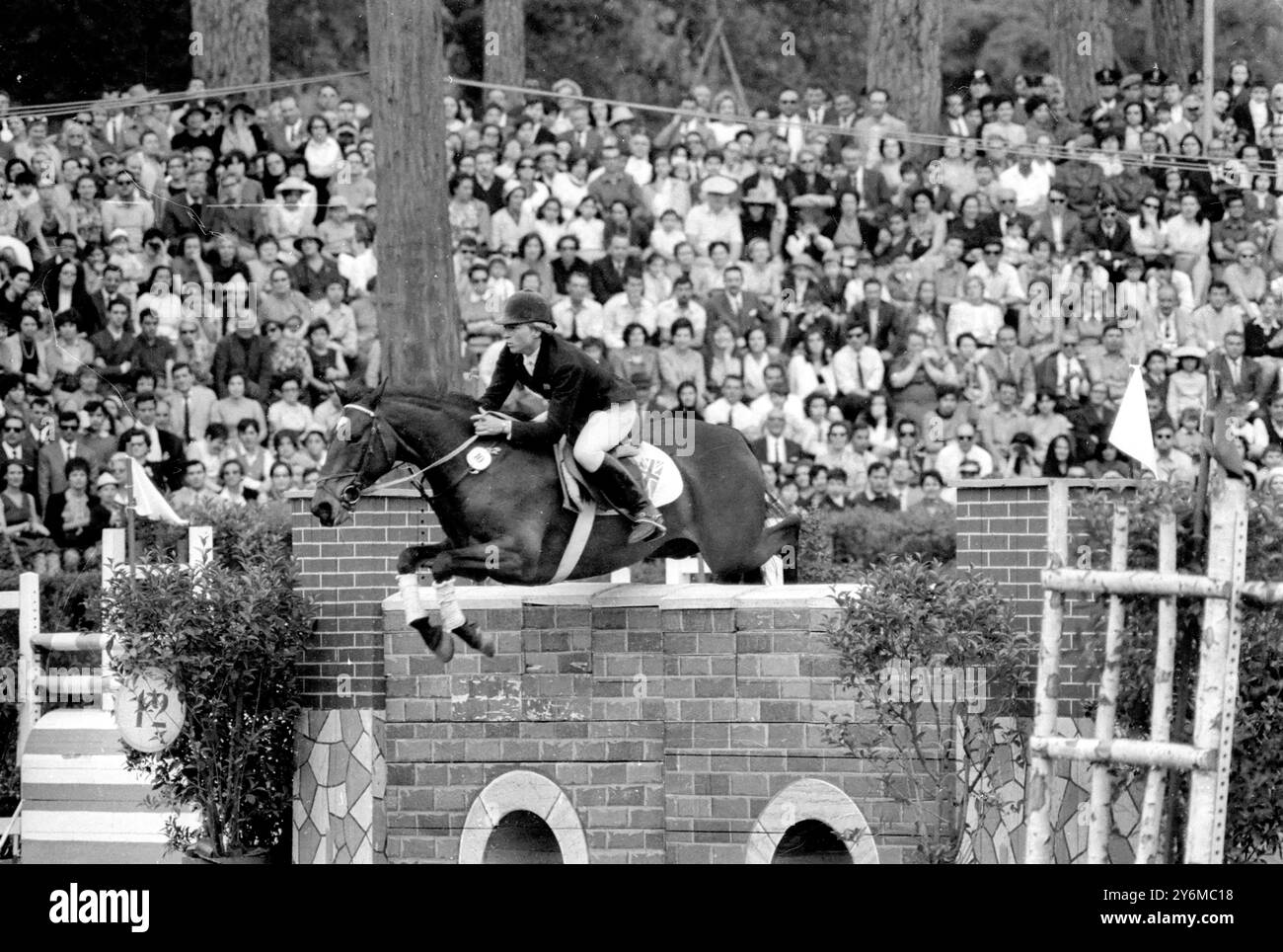 Rome : Marion Coakes et Stroller font un saut dans le prix Comte Alfonso Cigala Fulgosi au Rome Horse Show, qu'ils ont remporté ici le 12 mai. 14 mai 1968 Banque D'Images