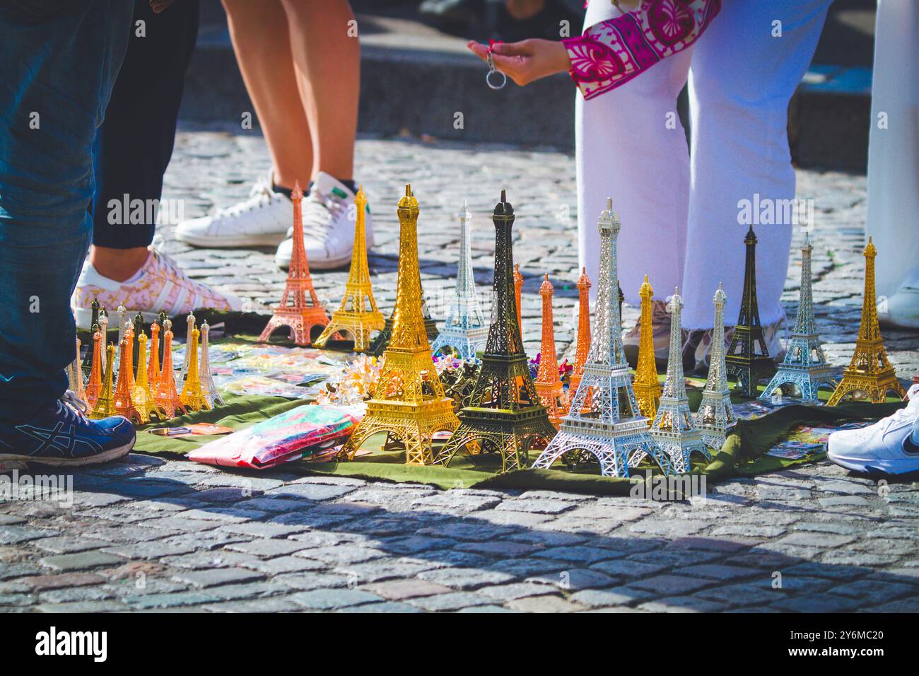 France, Paris, vendeurs de rue. Montmartre, vendeur de petites tours Eiffel Banque D'Images
