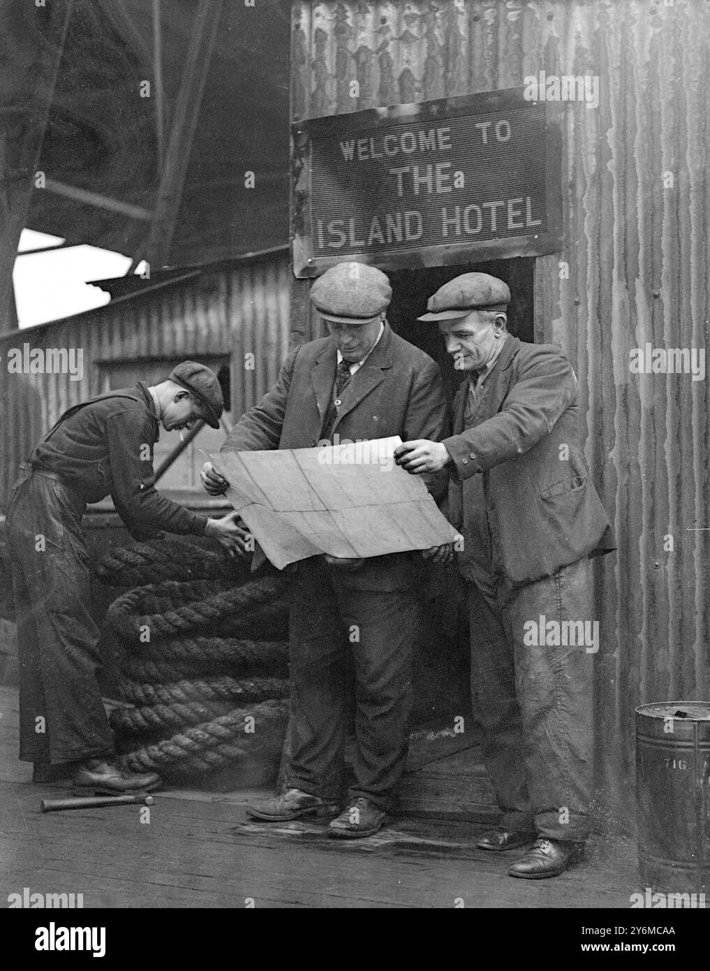 'Bienvenue à l'hôtel Island' est l'inscription ironique au-dessus de l'entrée d'une cabane sur une plate-forme au milieu de la Tamise au pont de Waterloo. La cabane est utilisée comme bureau par M. F. Emerson, qui est engagé sur les travaux de démolition. 28 novembre 1935 Banque D'Images