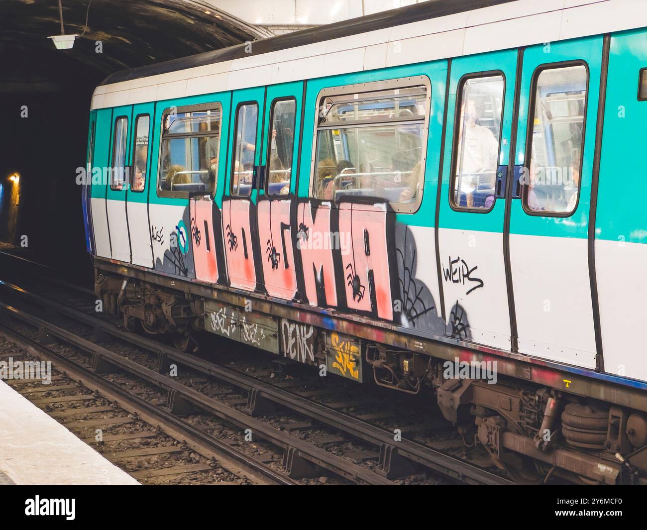 France, ile-de-France, Paris, métro, wagon, avec un grand graffiti Banque D'Images