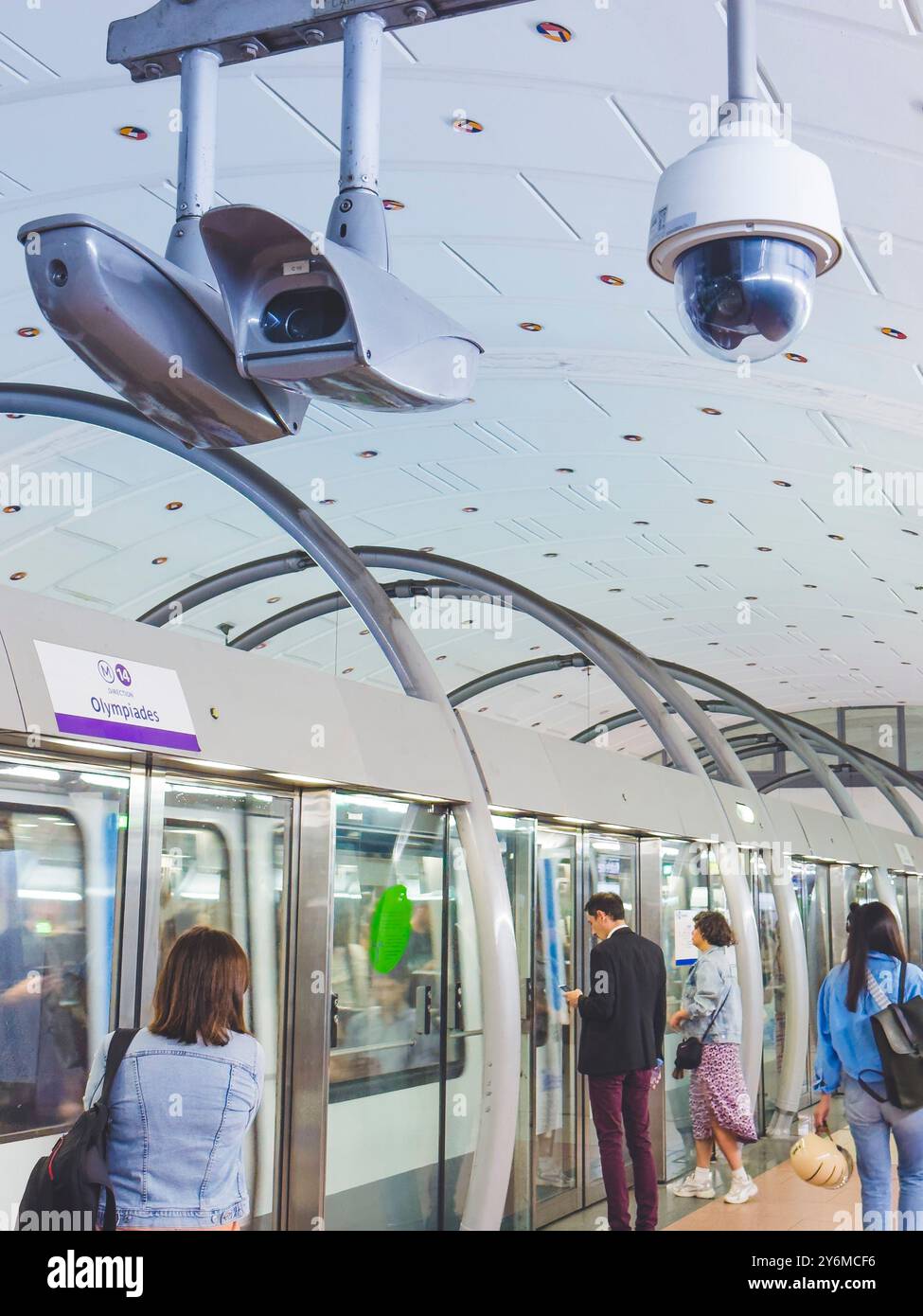 France, ile-de-France, Paris, métro, wagon, avec un grand graffiti, caméra de surveillance et système de portes de protection Banque D'Images