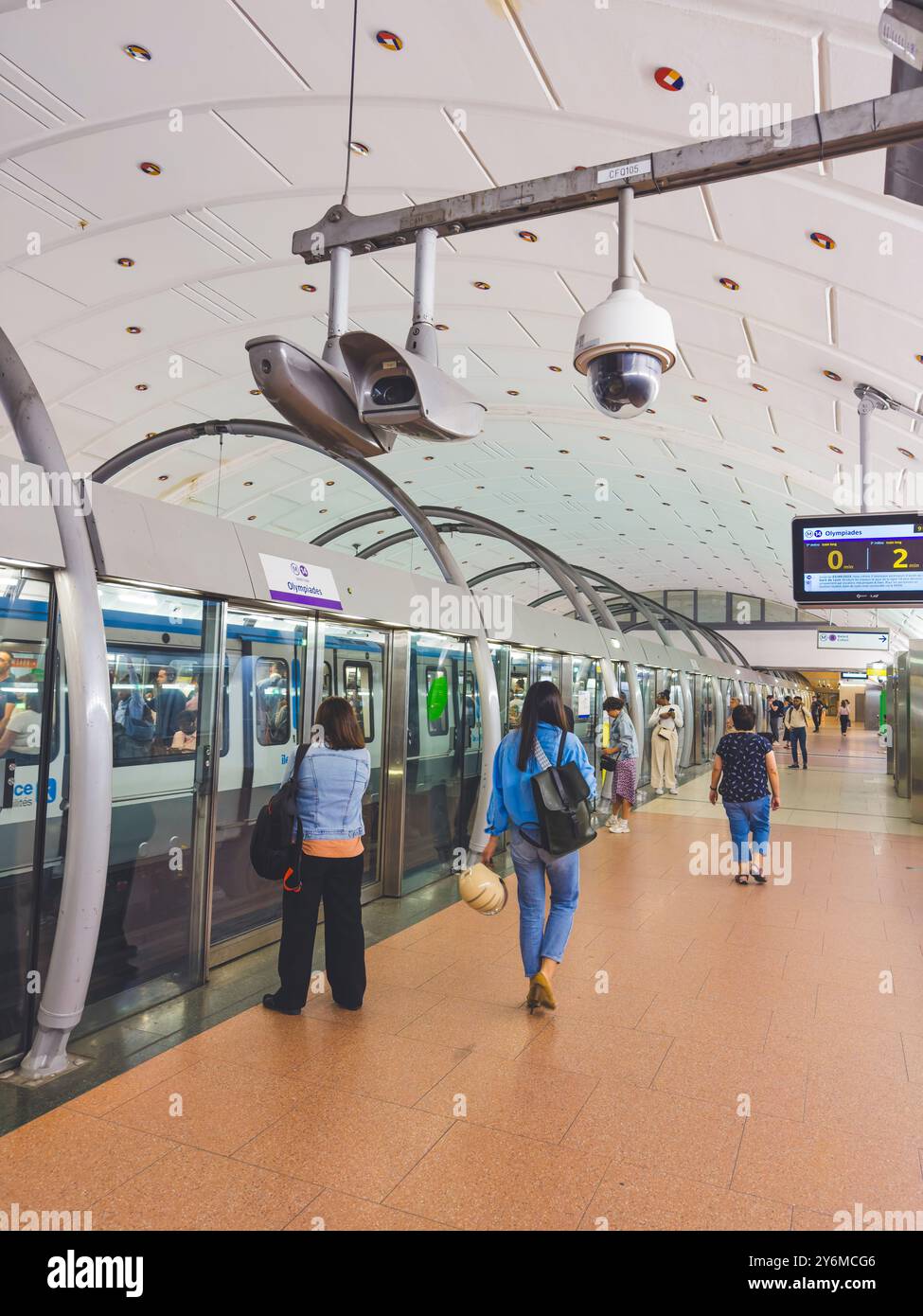 France, ile-de-France, Paris, métro, wagon, avec un grand graffiti, caméra de surveillance et système de portes de protection Banque D'Images