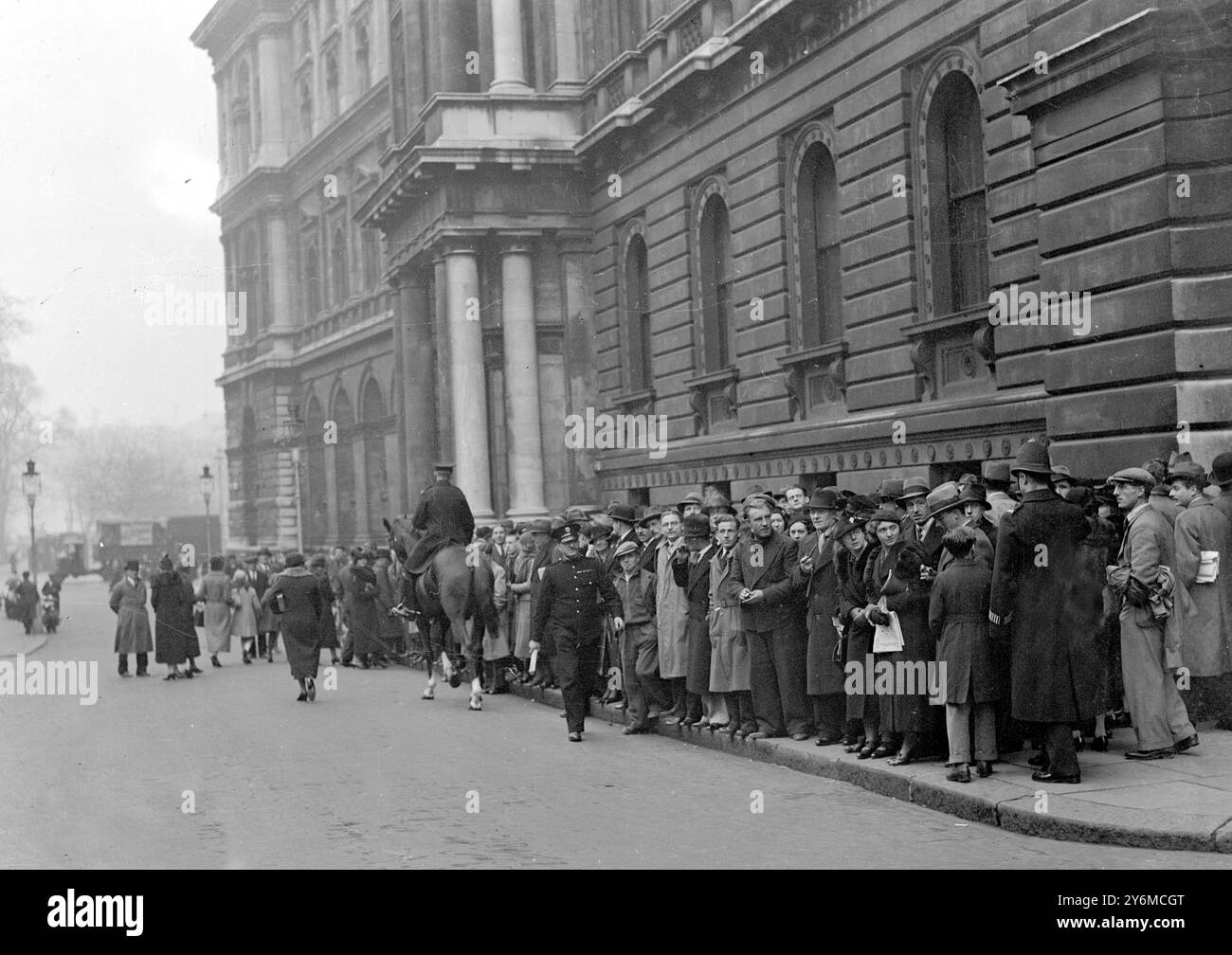 L'abdication du roi Edward VIII scène dans Downing Street. Décembre 1936 Banque D'Images