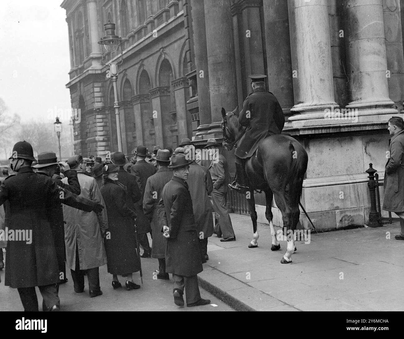 L'abdication du roi Edward VIII scène dans Downing Street. Décembre 1936 Banque D'Images