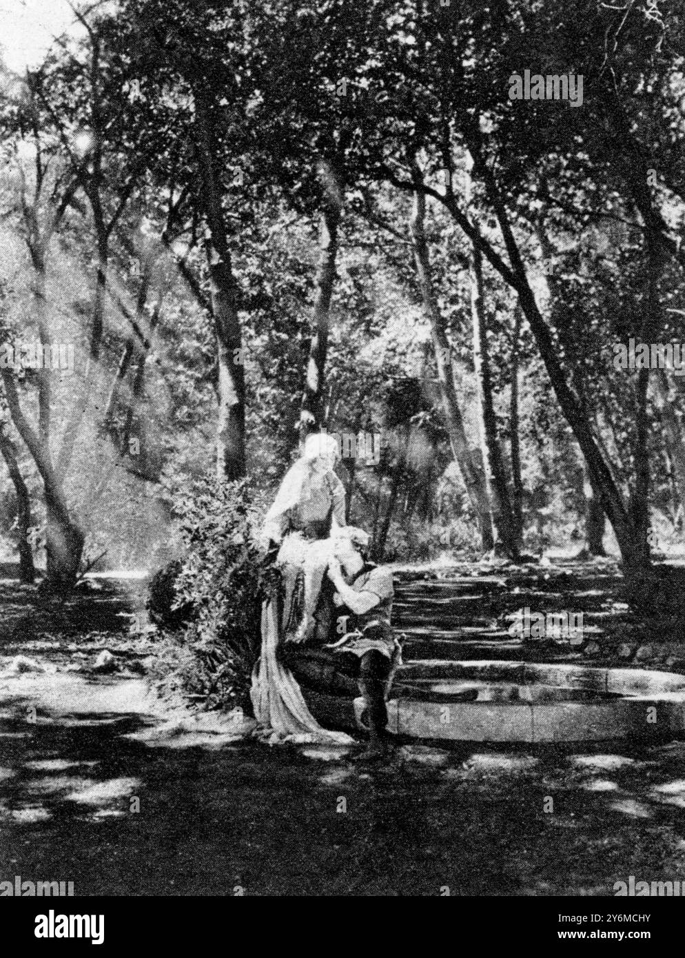 Le comte de Huntingdon (Robin des bois) et Maid Marian dans le jardin du prieuré de Catherine Banque D'Images