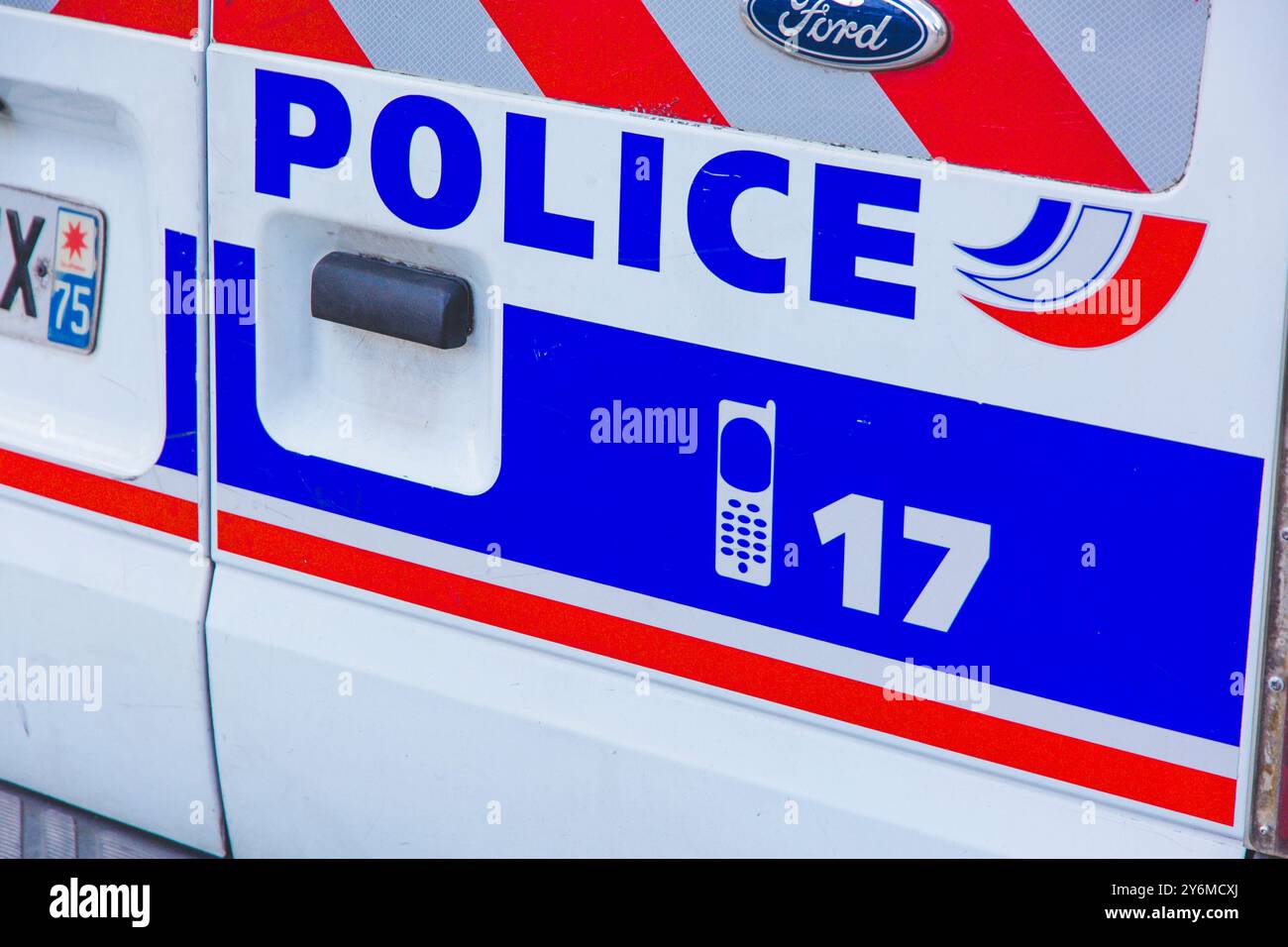 France, Paris, véhicule de police, avec les informations du numéro 17 pour le contact téléphonique Banque D'Images