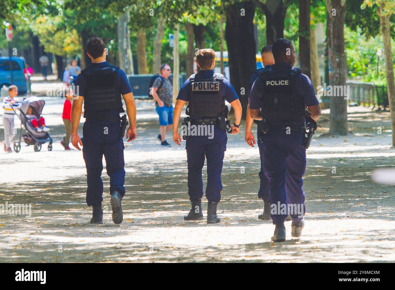 France, Paris, groupe de police en patrouille Banque D'Images