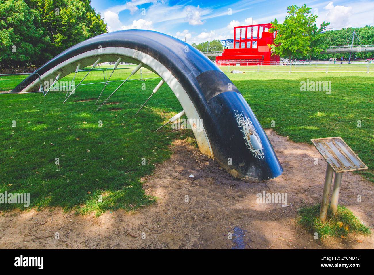France, Paris, Parc de la Villette vélo, enterré, sculpture monumentale de 1990. Aujourd'hui en très mauvais état. Banque D'Images