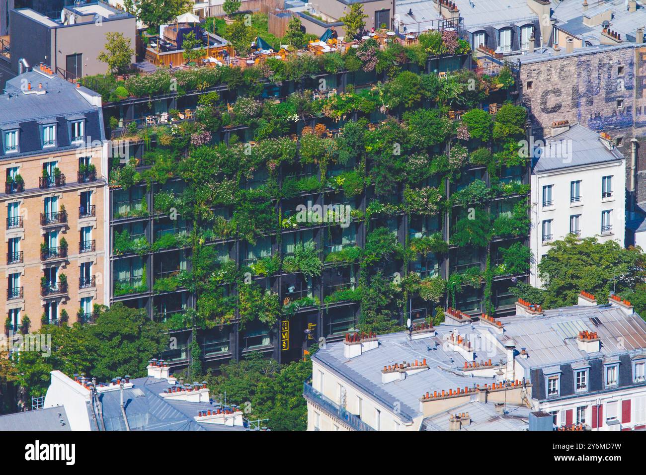 France, Paris, façade et balcons verdoyants de Villa M, hôtel, restaurant, bar et toit. Banque D'Images