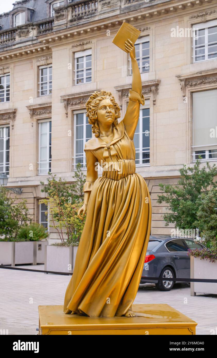 STATUES DES DIX FEMMES D'OR DE LA CÉRÉMONIE D'OUVERTURE EXPOSÉES À L'ASSEMBLÉE NATIONALE Banque D'Images