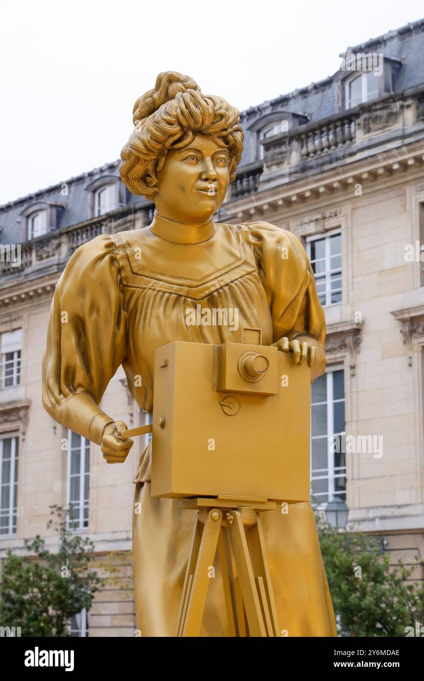 STATUES DES DIX FEMMES D'OR DE LA CÉRÉMONIE D'OUVERTURE EXPOSÉES À L'ASSEMBLÉE NATIONALE Banque D'Images