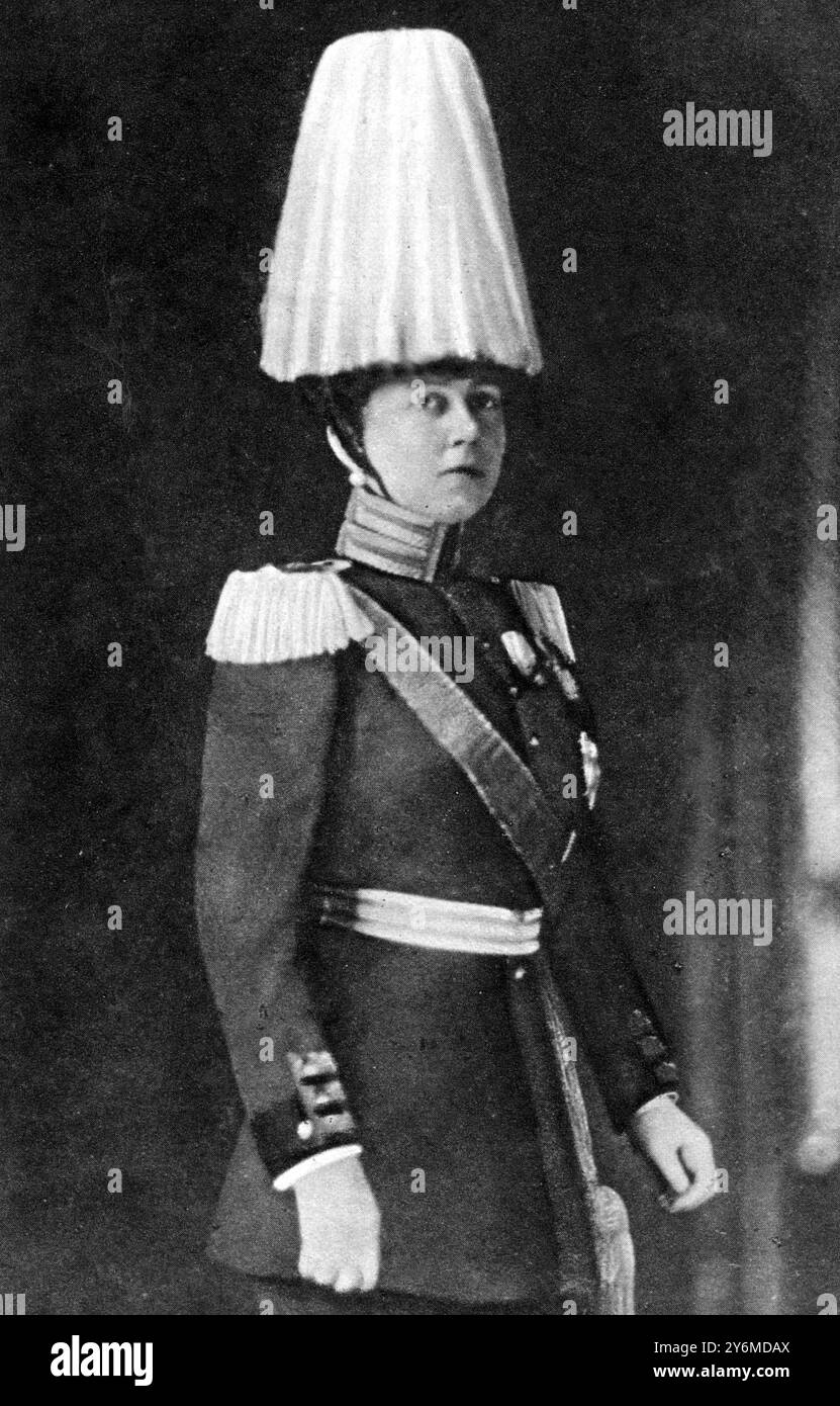 En uniforme de chef des Grenadiers de la garde prussiens : la reine Sophie de Grèce, sœur du Kaiser. 23 juin 1917 Princesse Sophie Dorothée Ulrike Alice de Prusse (14 juin 1870 - 13 janvier 1932), est née à Potsdam, Allemagne en 1870 à l'époque Prince héritier Frédéric de Prusse et Victoria, Princesse Royale du Royaume-Uni, elle-même la fille aînée de la Reine Victoria et du Prince Albert. Elle était la sœur de Guillaume II, empereur allemand. Le 27 octobre 1889, elle épouse le prince héritier Constantin de Grèce à Athènes. Banque D'Images
