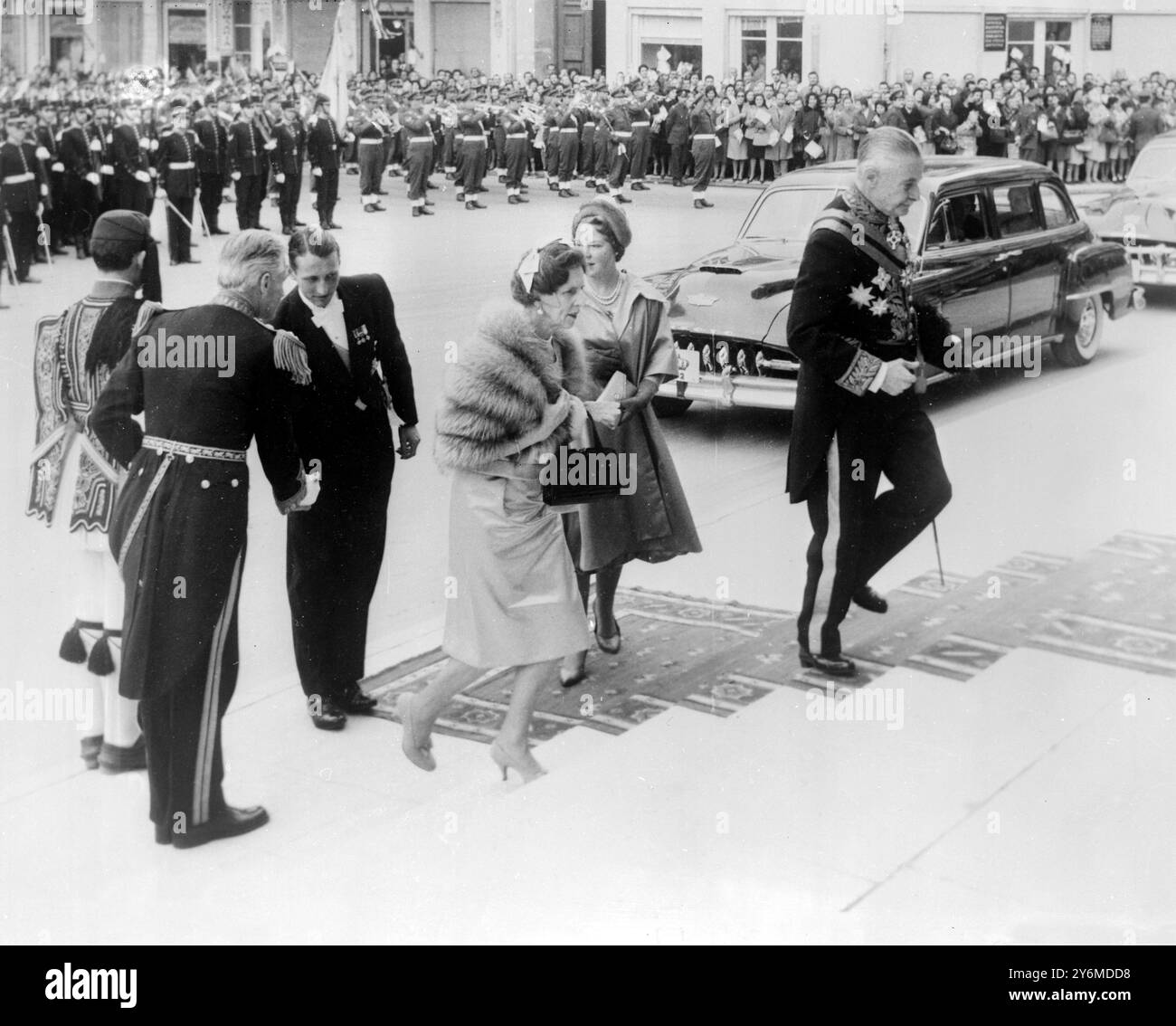 Athènes, Grèce : la reine mère Hélène de Roumanie, héritière des pays-Bas et le prince héritier Harald de Norvège arrivent aujourd'hui à la cathédrale d'Athènes pour assister à un service religieux lors des célébrations du 60e anniversaire du roi |Paul de Grèce. 14 décembre 1961 Banque D'Images