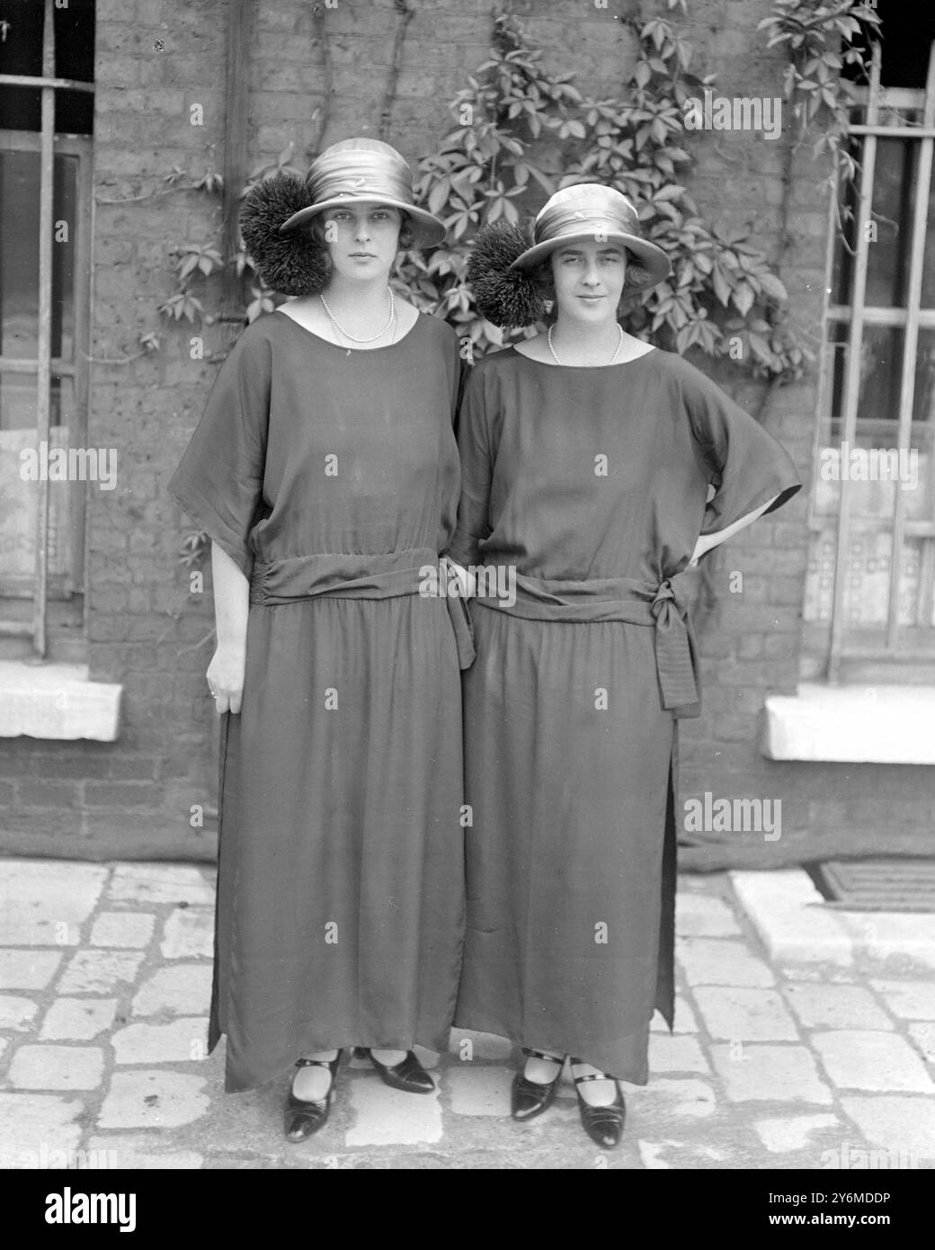 (À gauche) Princesse Théodora et (à droite) Princesse Marguerite, filles du Prince André de Grèce. 1er juillet 1923 Margrave Théodora de Bade la princesse Théodora de Grèce et de Danemark était le deuxième enfant et la fille du prince André de Grèce et du Danemark et de la princesse Alice de Battenberg. Elle est née le 13 mai 1906 sur l'île de Corfou en Grèce. Théodora a épousé Bertold, margrave de Bade le 17 août 1931 la princesse Marguerite de Hohenlohe-Langenbourg la princesse Marguerite de Grèce et du Danemark était l'aînée des enfants et la fille du prince André de Grèce et du Danemark et de la princesse Alice de Battenber Banque D'Images