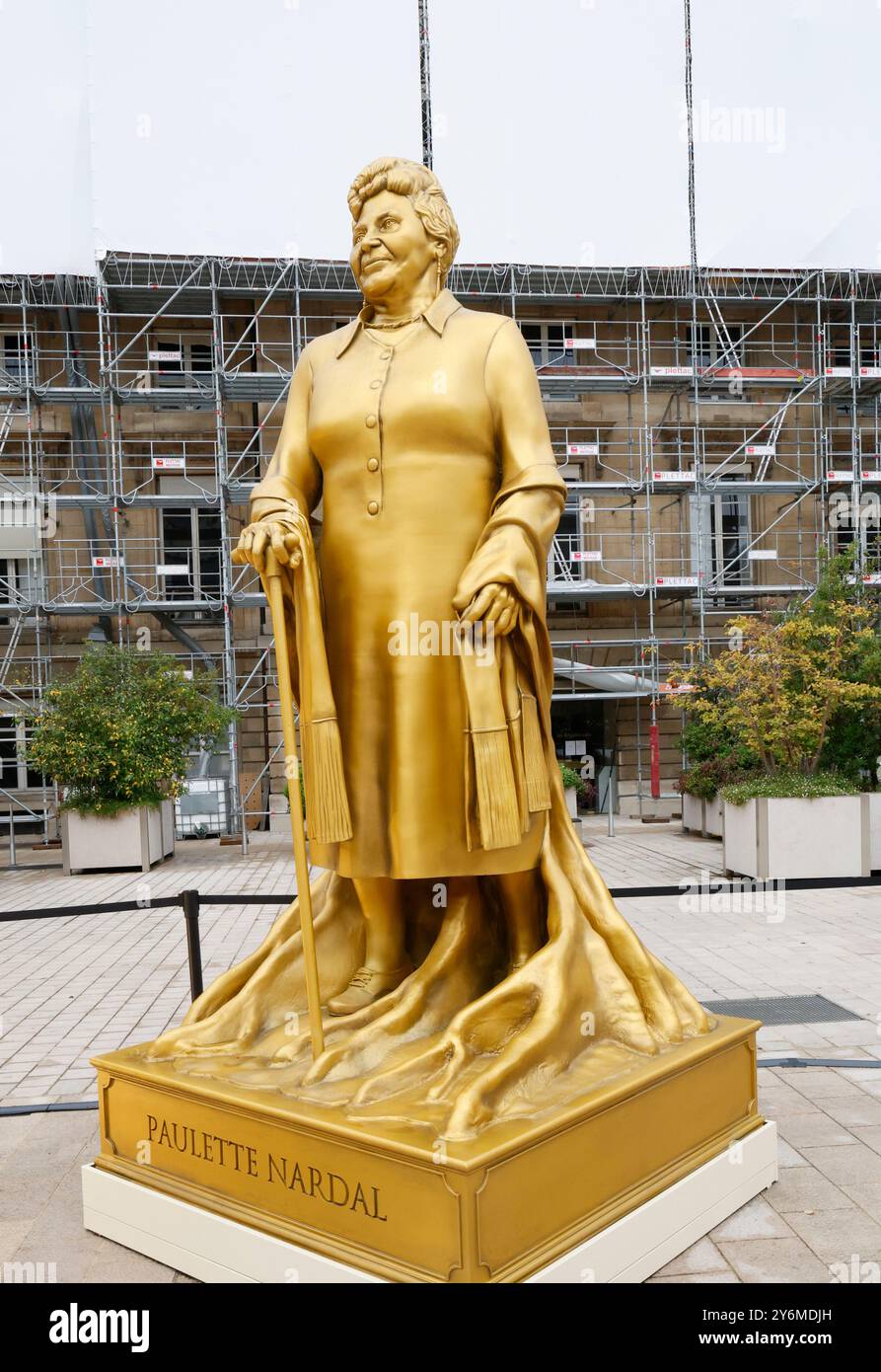 STATUES DES DIX FEMMES D'OR DE LA CÉRÉMONIE D'OUVERTURE EXPOSÉES À L'ASSEMBLÉE NATIONALE Banque D'Images