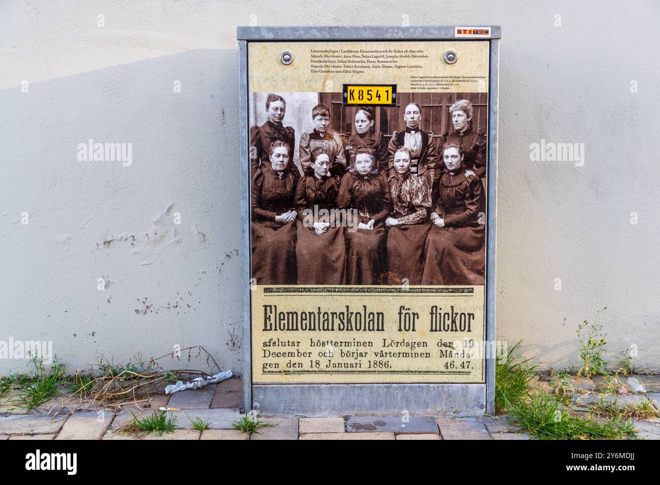 Une photo de groupe du collège de Selma Lagerlöf à Landskrona orne une boîte électrique près de son ancienne maison. Avant de devenir écrivain, elle enseignait dans une école de filles. Une affiche sur une boîte de commutation devant son ancienne maison commémore l'auteure pour enfants Selma Lagerlöff, qui est photographiée avec ses collègues professeurs. Citadellstaden, Landskrona kommun, Skåne, Suède Banque D'Images