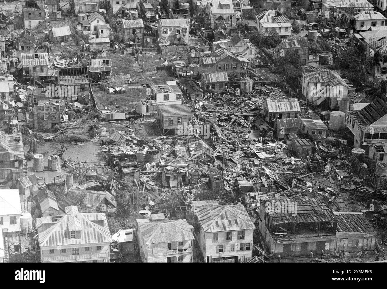 Belize, Honduras britannique : une vue aérienne d'une partie de la capitale du Honduras britannique, montrant la dévastation causée par l'ouragan 'Hattie' qui a frappé le pays mardi, on estime que 75 pour cent des maisons et des bâtiments de la ville ont été détruits et plusieurs milliers de sans-abri dernier rouleau de décès a été donné à 99. La vague de marée qui a submergé la ville a laissé une mer de boue partout. Il n'y a pas d'électricité et les téléphones et les lignes électriques sont en panne le 2 novembre 1961 Banque D'Images