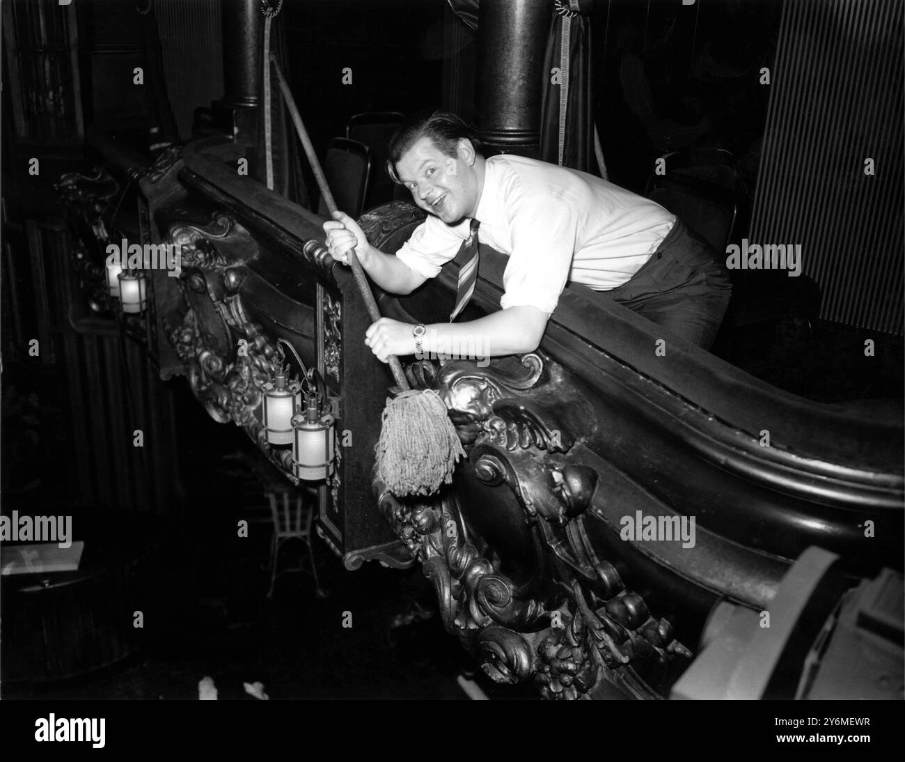 Benny Hill aide à nettoyer les boîtes au Victoria Palace Theatre de Londres avant la Royal Command performance. 5 novembre 1955 Banque D'Images