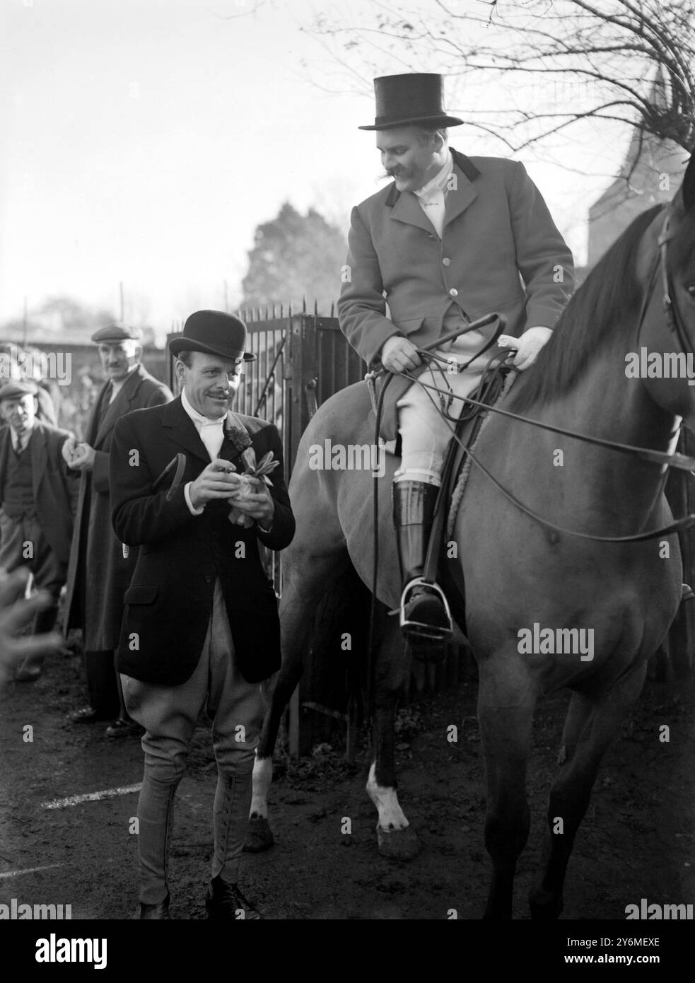 Terry Thomas (à gauche) et Jimmie Edwards, photographiés lors de la rencontre entre Old Surrey et Burstow Hunt, à Edenbridge, Kent. Les deux sont des comédiens bien connus, le premier est tombé de son cheval et s'est cassé un poignet après le début il a été emmené à l'hôpital mais est parti après le traitement. 1er décembre 1954 Banque D'Images