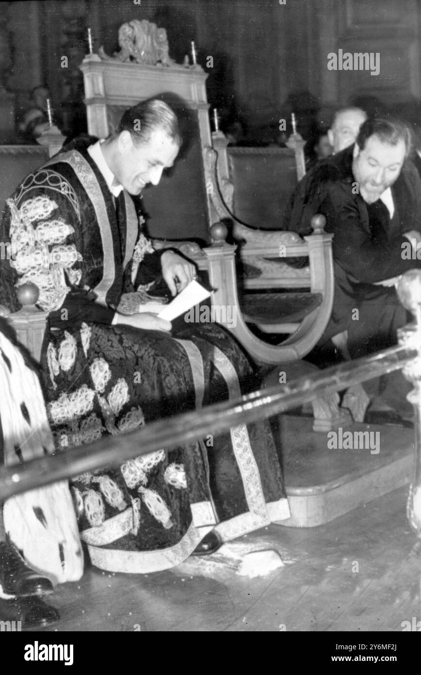 Édimbourg : duc d'Édimbourg Chancelier de l'Université d'Édimbourg sourit alors qu'il met de côté un sac de sorbet qui a atterri à ses pieds lors de cérémonies marquant l'installation de l'acteur et ancien professeur Dr James Robertson Justice (à droite) Lord Rector of the University. Des étudiants agités ont lancé des feux d'artifice de la galerie, des fléchettes en papier, des sacs de farine, des pois et du riz avant que la cérémonie ne commence le 20 février 1958 Banque D'Images