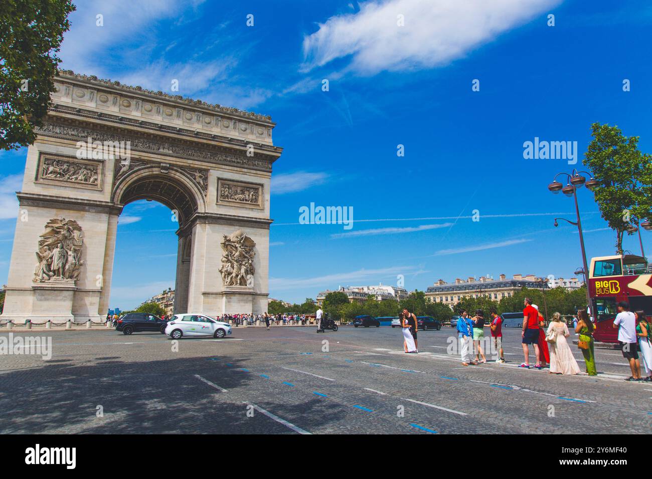 France, Paris, place Charles-de-Gaulle, anciennement place de l'etoile, Arc de Triomphe de l'etoile. Touristes prenant des selfies sur la route. Banque D'Images