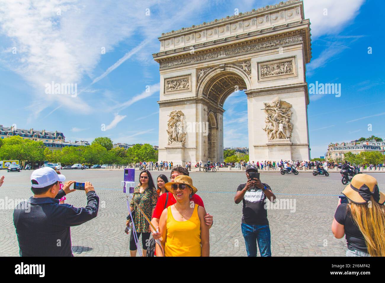 France, Paris, place Charles-de-Gaulle, anciennement place de l'etoile, Arc de Triomphe de l'etoile. Touristes prenant des selfies sur la route. Banque D'Images