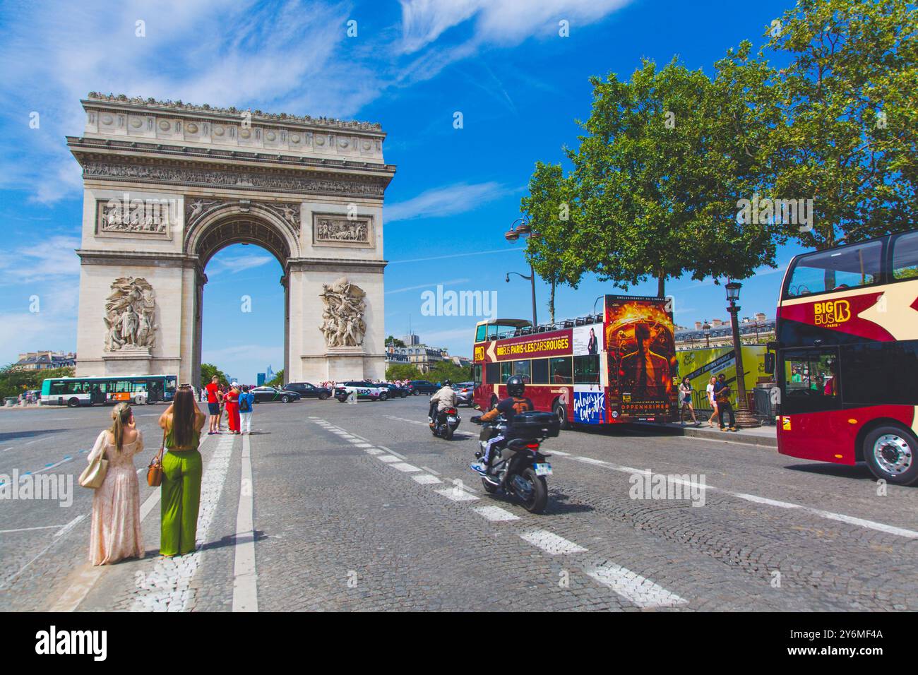 France, Paris, place Charles-de-Gaulle, anciennement place de l'etoile, Arc de Triomphe de l'etoile. Touristes prenant des selfies sur la route. Banque D'Images